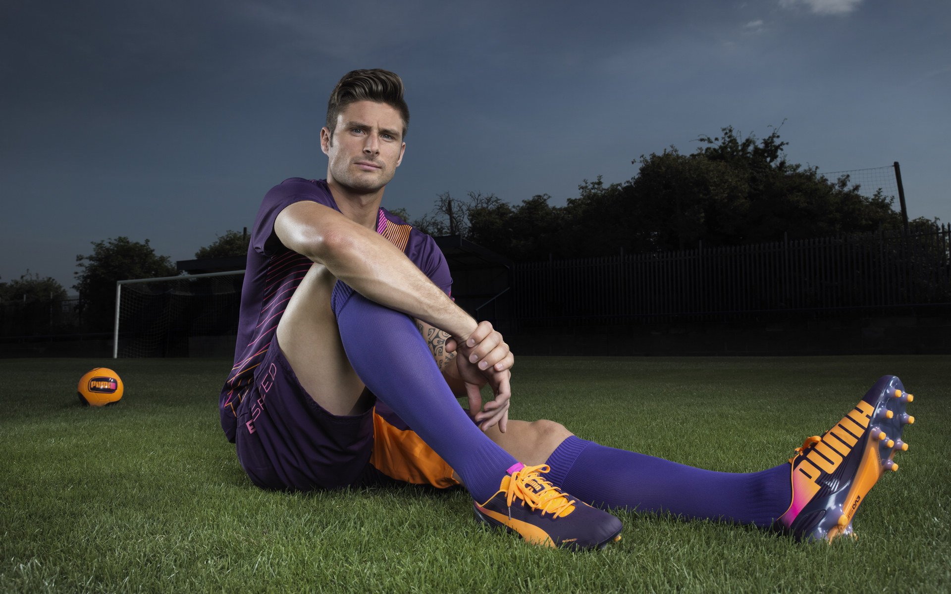 _未来运动时尚大片：科技与潮流的完美融合_，未来科技风格时装画